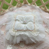 Quadratisches Verlobungskissen mit Spitze und Tauben